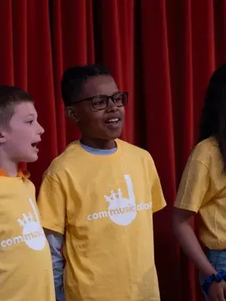 Children singing in ComMUISCATION's after school program